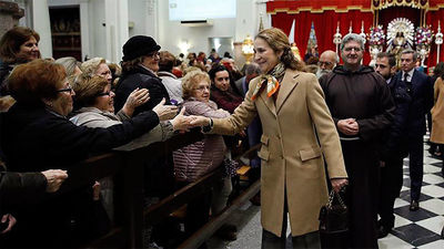 La infanta Elena venera la imagen del Cristo de Medinaceli