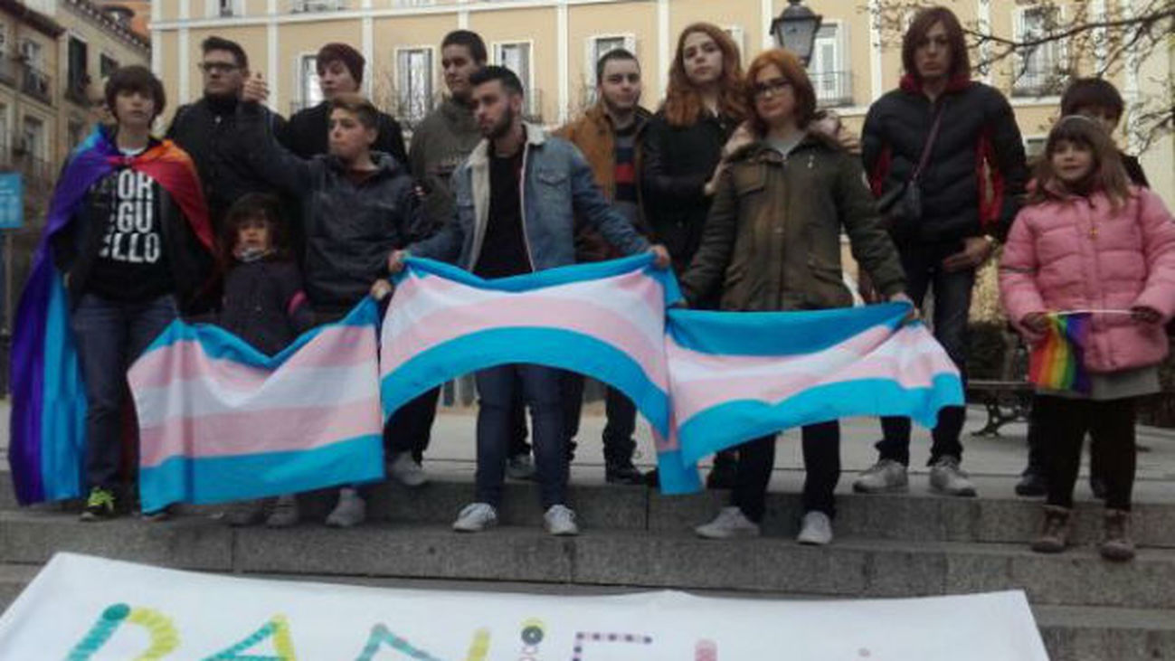 Unas 200 personas se manifiestan en Madrid contra el autobús transfóbico