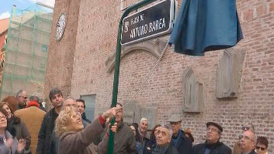Carmena inaugura la placa que rememora al escritor Arturo Barea en Lavapiés