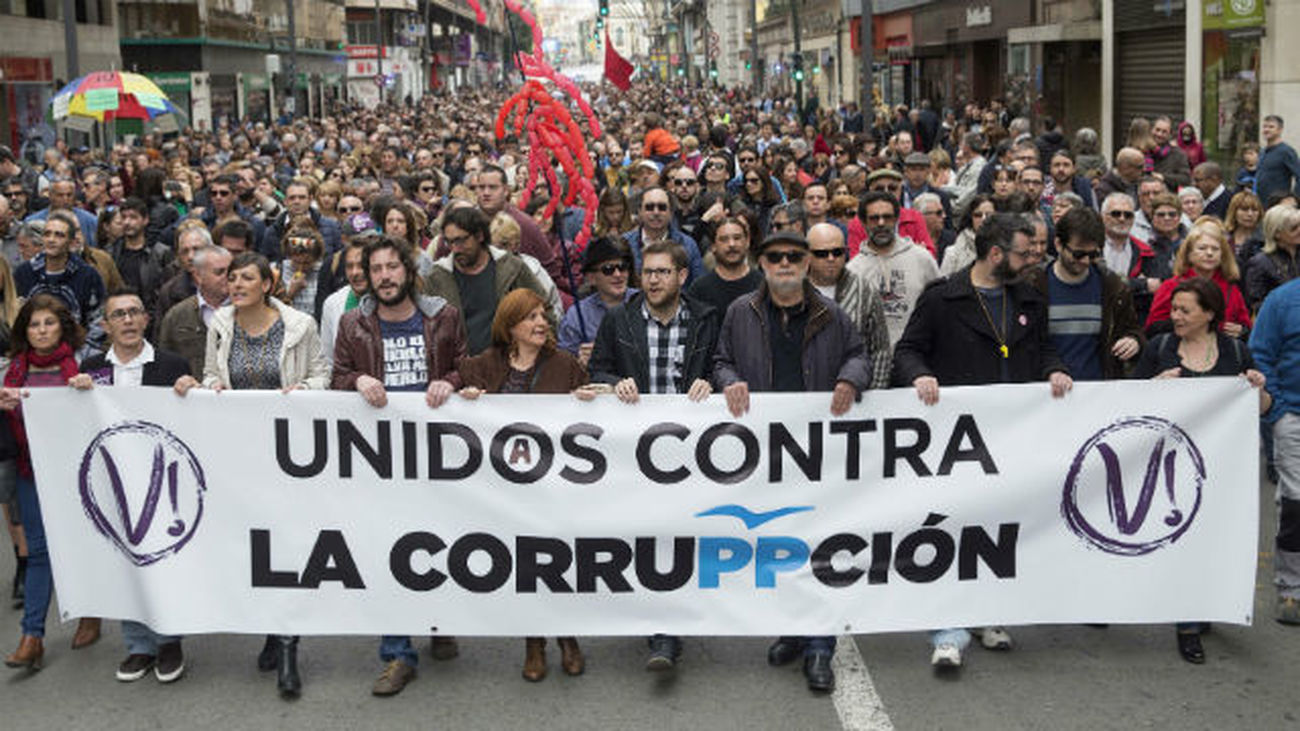 Miles de murcianos piden la dimisión de Sánchez en una marcha anticorrupción