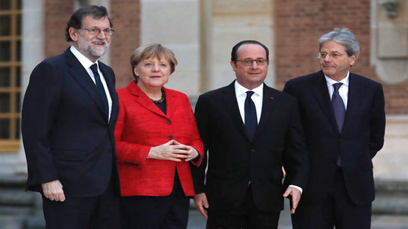Mariano Rajoy, Angela Merkel, Francois Hollande, y Paolo Gentiloni en Versalles