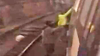 Paran la línea 6 del Metro para hacer un grafitti