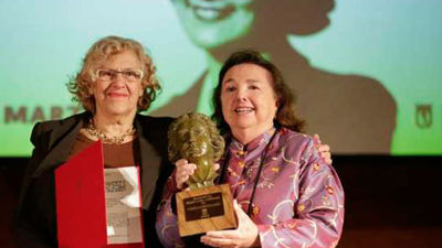 Carmena entrega a Carmen Sarmiento el premio Clara Campoamor