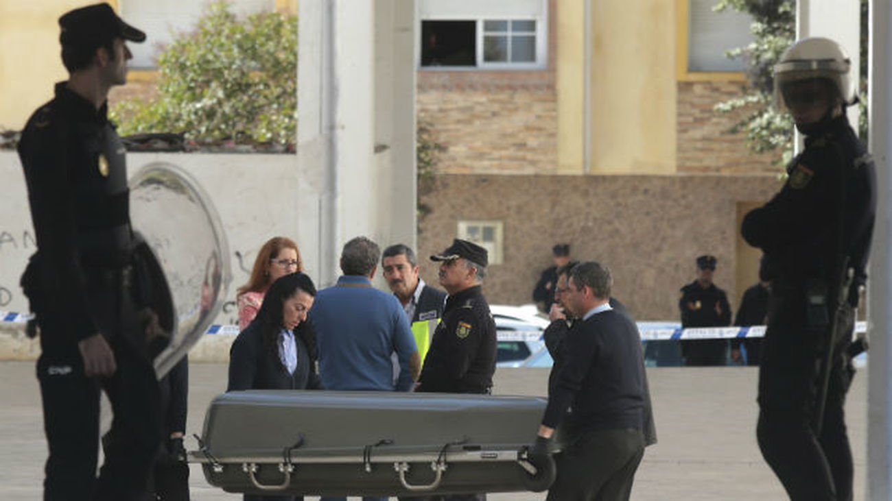 Trasladan el féretro con los restos mortales de un joven de origen marroquí, fallecido en el transcurso de un tiroteo