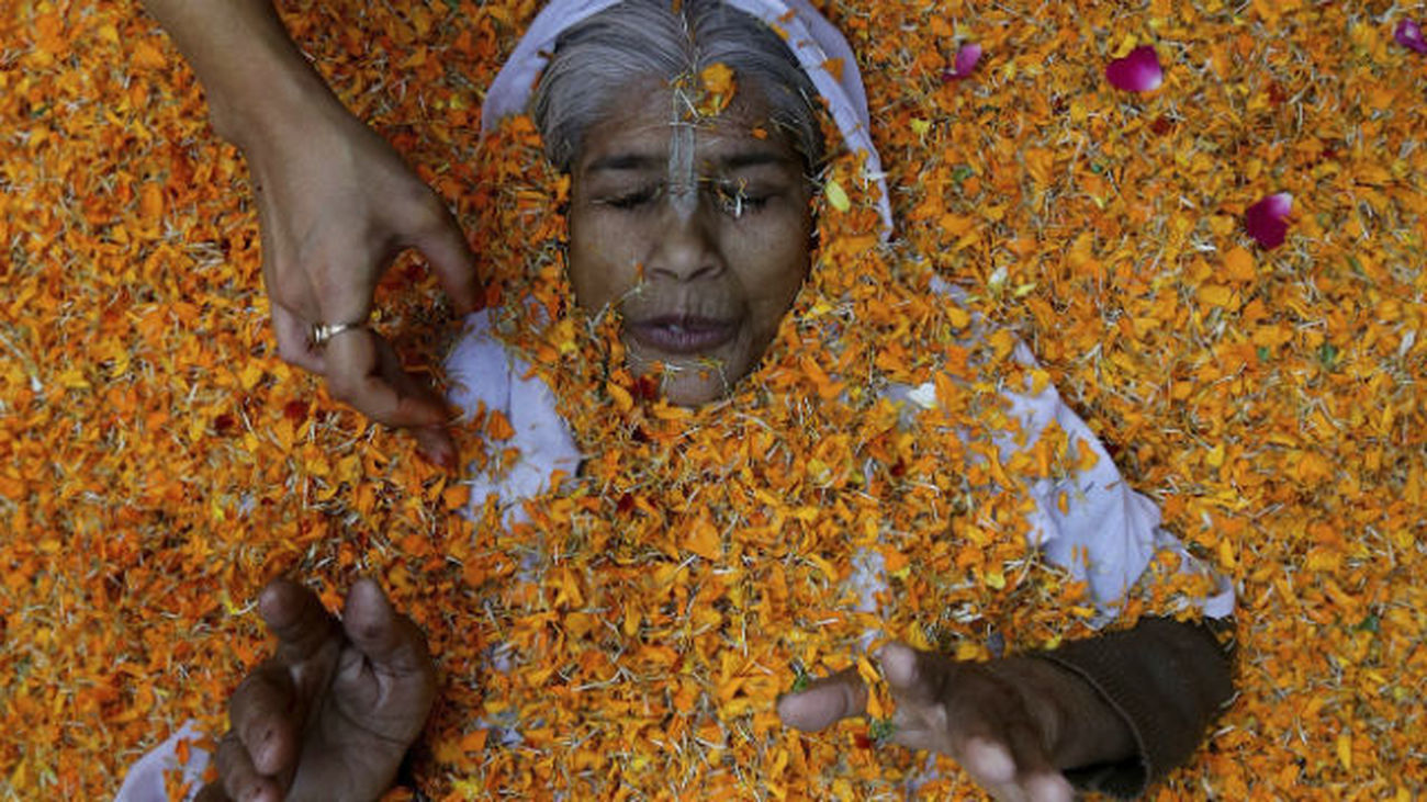 Una viuda participa en la celebración del festival Holi en Vrindavan, Uttar Pradesh