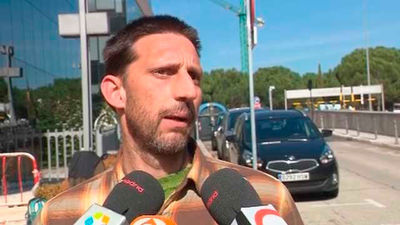 Los okupas de un chalé de Pozuelo piden comprensión a los vecinos