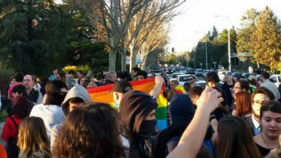 La Policía obliga al bús tránsfobo a salir de la Complutense entre gritos y tensión