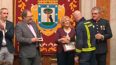 Carmena entrega las distinciones a los bomberos