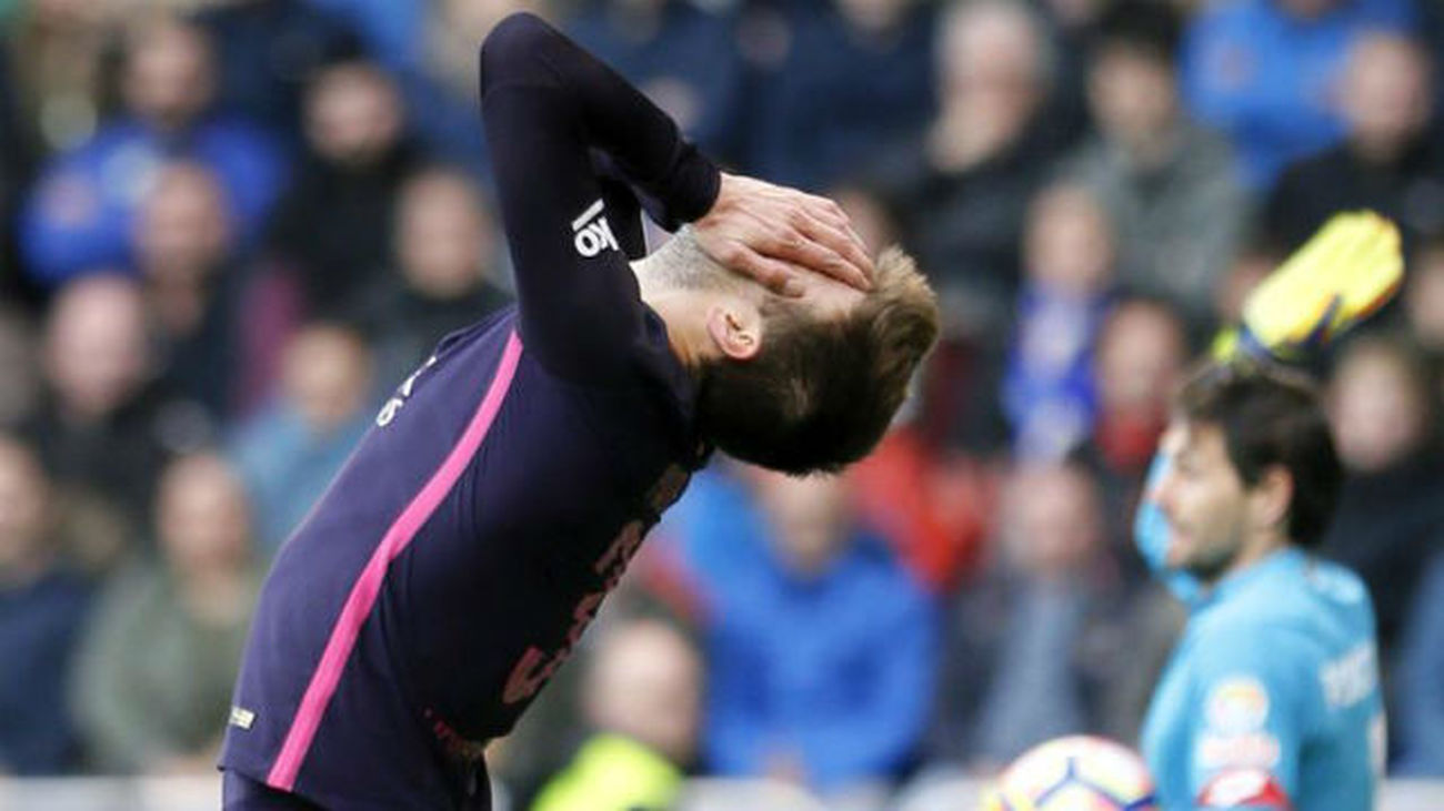 2-1. El Barça, sin ayudas arbitrales, no sabe ganar al Dépor