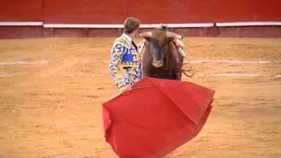 Dos cornadas para Padilla y orejas de poco peso en la vuelta de Escribano