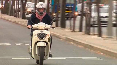 Las motocicletas no podrán circular por el carril bus de la Castellana