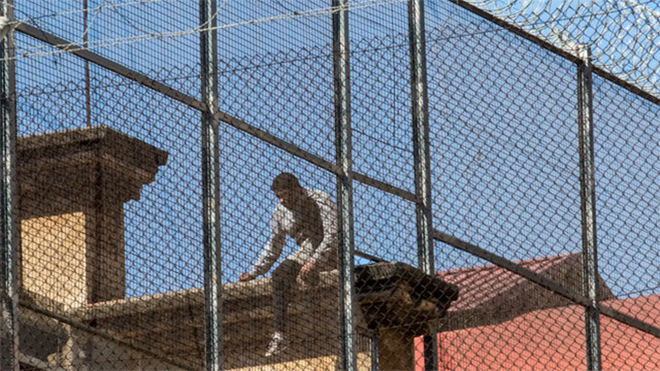 Un preso burla la vigilancia y se encarama al tejado de la cárcel Modelo