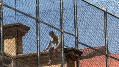 Un preso burla la vigilancia y se encarama al tejado de la cárcel Modelo