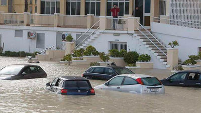 Alicante: Rescatadas tres personas de sus coches y desalojan dos viviendas por el temporal