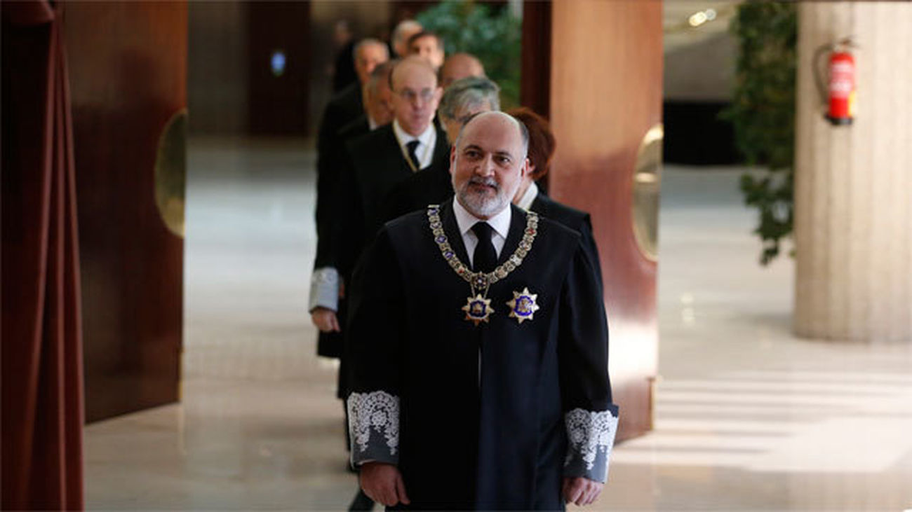 El presidente del Tribunal Constitucional, Francisco Pérez de los Cobos en primer lugar