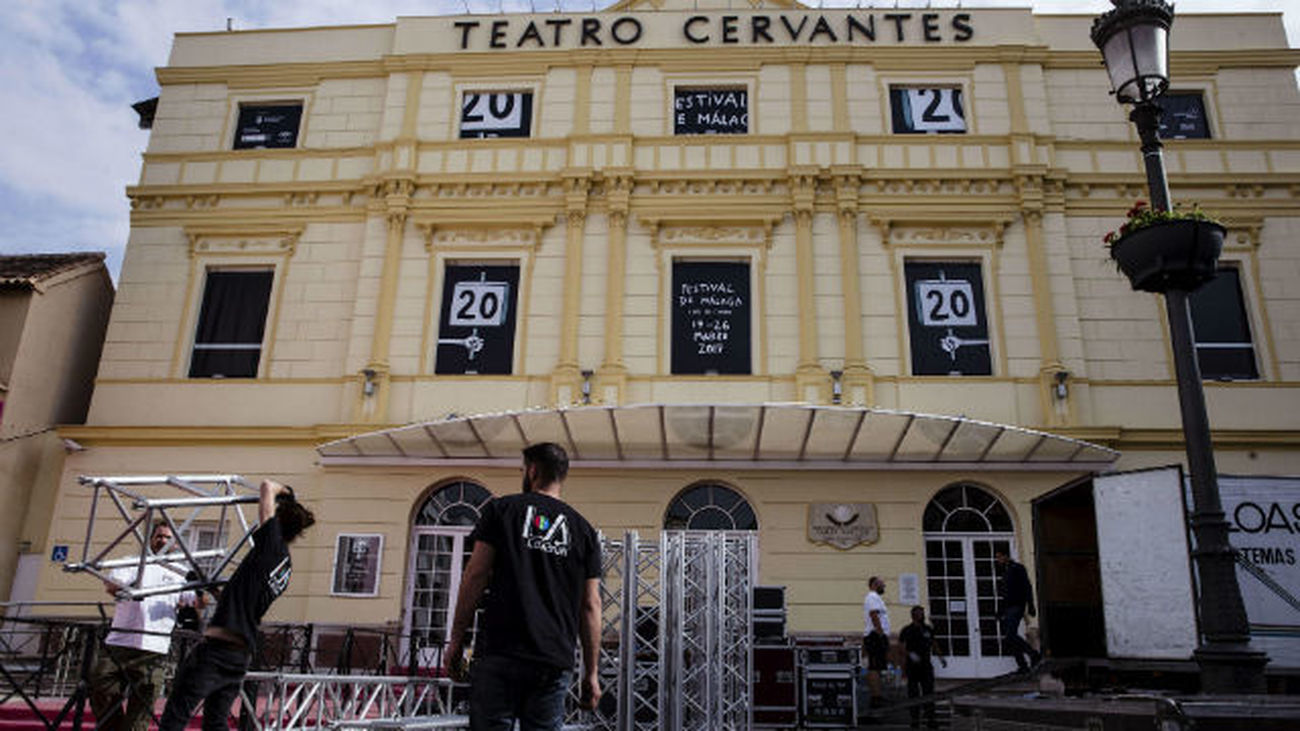 Unos técnicos ultiman los preparativos frente al malagueño Teatro Cervantes