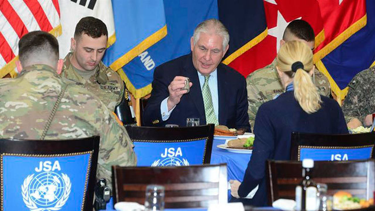 El secretario de Estado de EE.UU, Rex Tillerson  con soldados surcoreanos y estadounidenses