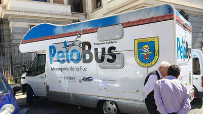 El padre Ángel inaugura en La Latina su tercer restaurante Robin Hood y un 'pelobús'