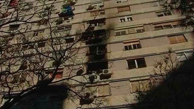 Muere un hombre al saltar por la ventana mientras  ardía su piso en L'Hospitalet
