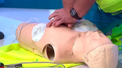 ¿Cómo se usa el desfibrilador?