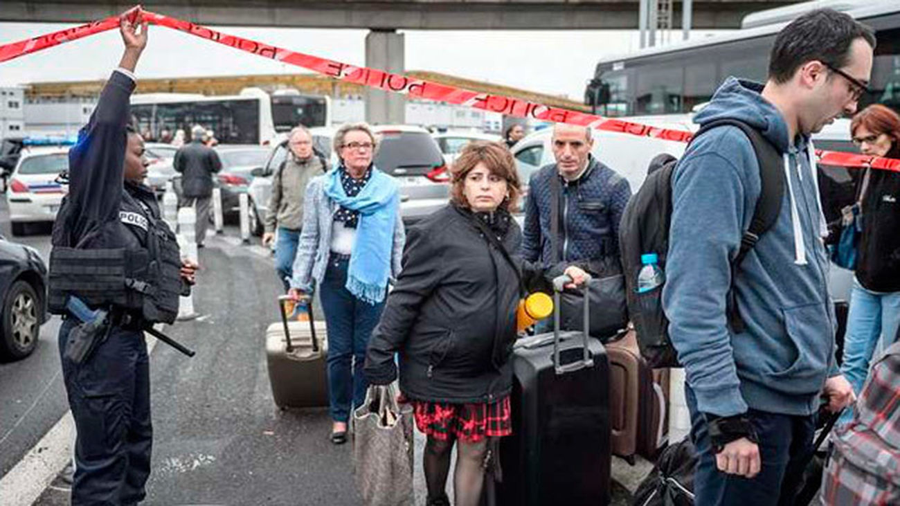 El fiscal de París identifica al agresor de Orly como Ziyed Ben Belgacem