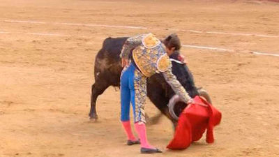 Dos salidas a hombros y un indulto en el derroche taurino previo a la 'cremá'