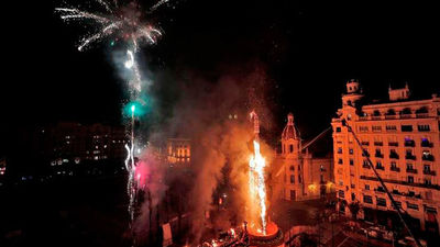 Valencia quema, orgullosa y abarrotada, sus primeras Fallas de la Humanidad