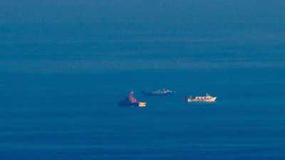 Continúa la búsqueda de dos tripulantes del pesquero que chocó con un  mercante