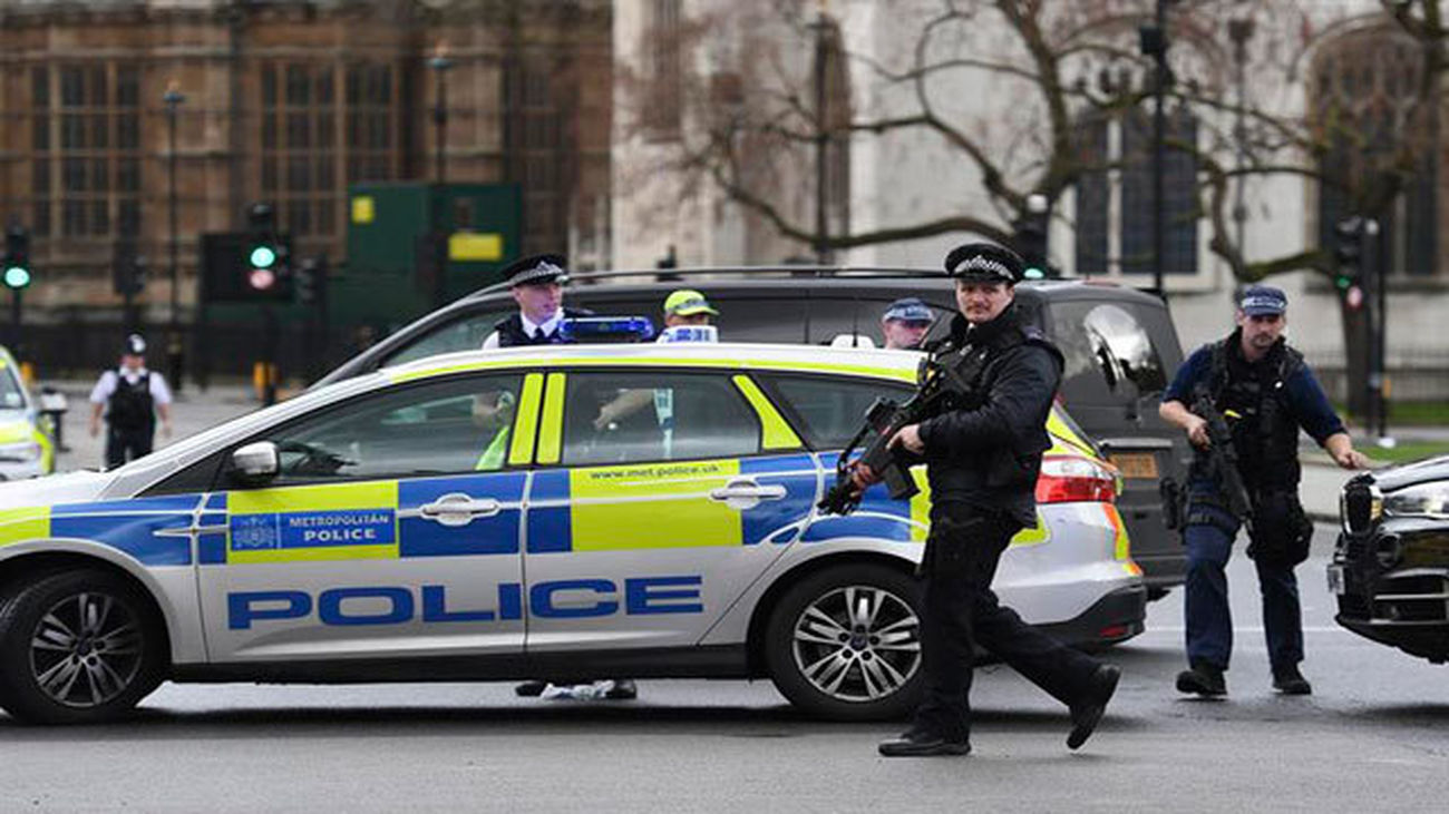 Fuerzas de Scotland Yard en las inmediaciones del Parlamento