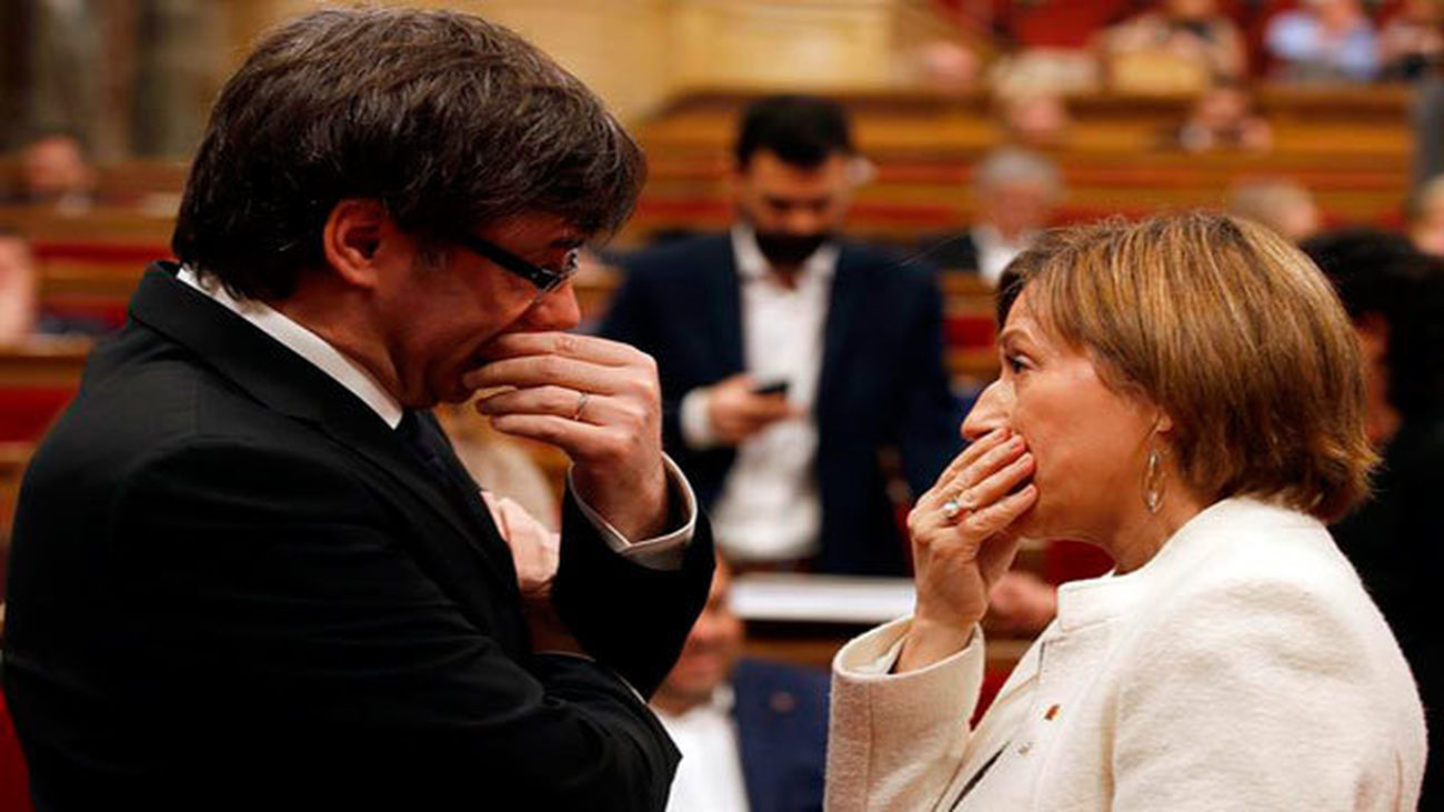 El presidente de la Generalitat, Carles Puigdemont, conversa con la presidenta del Parlament, Carme Forcadell