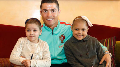 Cristiano recibe a niños enfermos crónicos en la concentración con Portugal