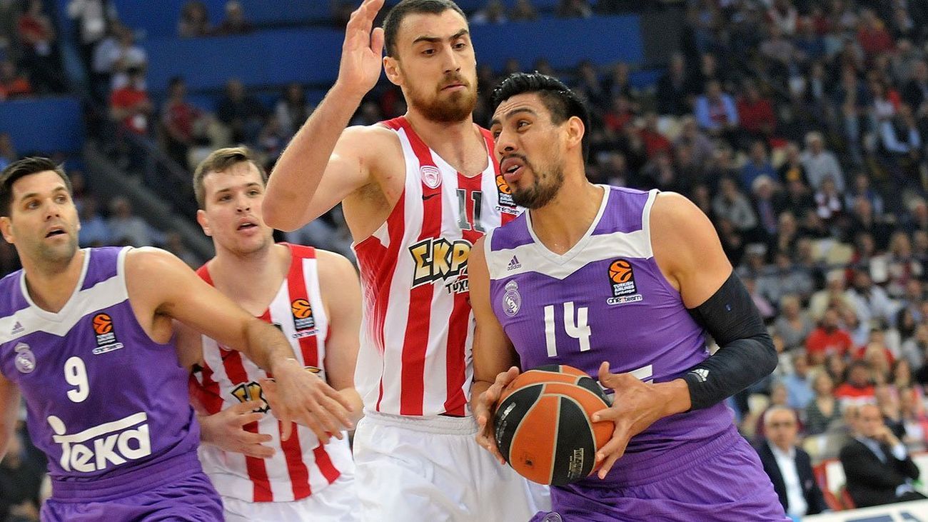 Ayón ante Olympiakos