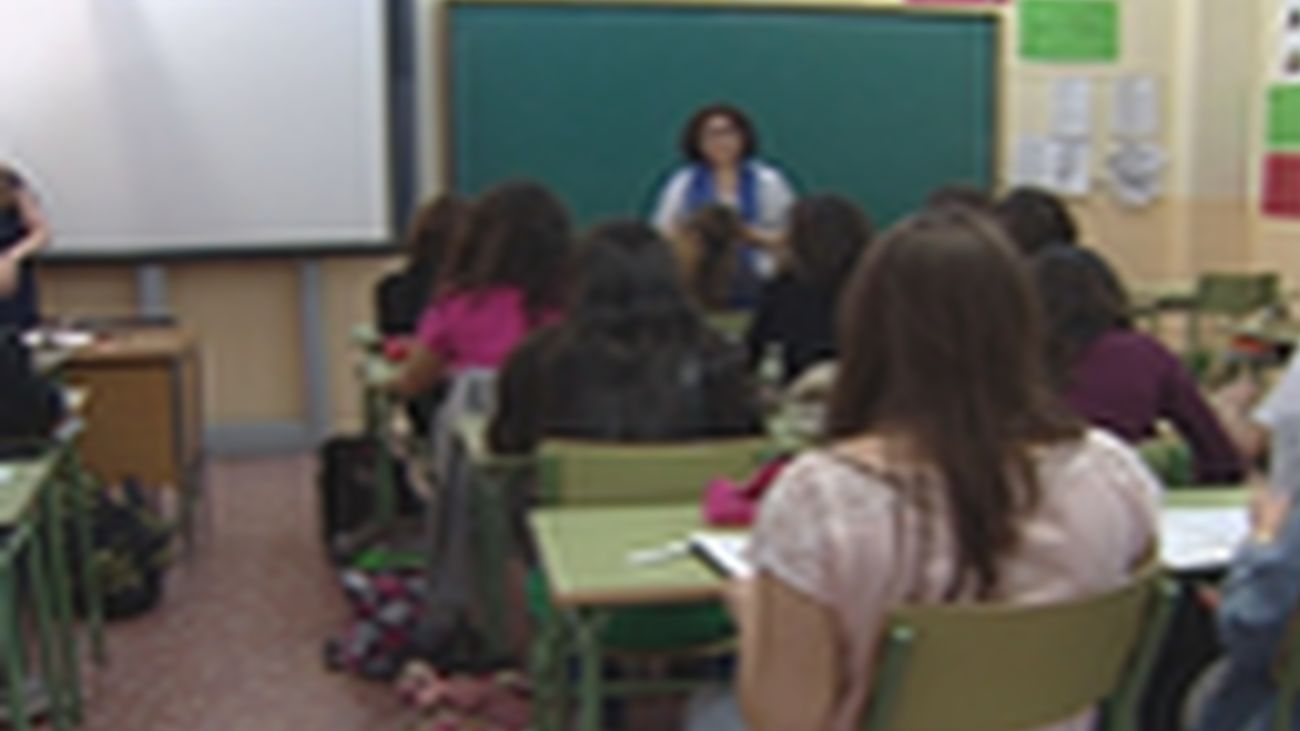 Profesora en aula con alumnos