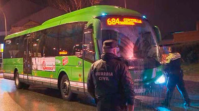 Seis lunas rotas y retrasos en la huelga de autobuses Larrea