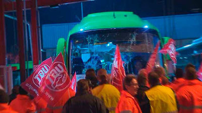 Dos lunas rotas y menos retrasos en la huelga de los autobuses Larrea