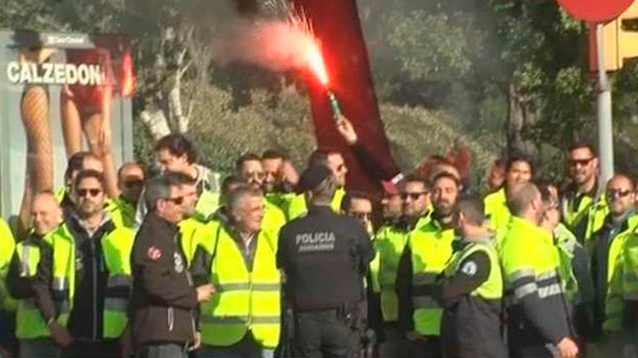 Estibadores de Barcelona protestan ante Rajoy en el Palau