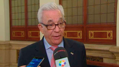 Martos pide a la 'marea blanca' que explique por qué quiere acabar con Gobierno