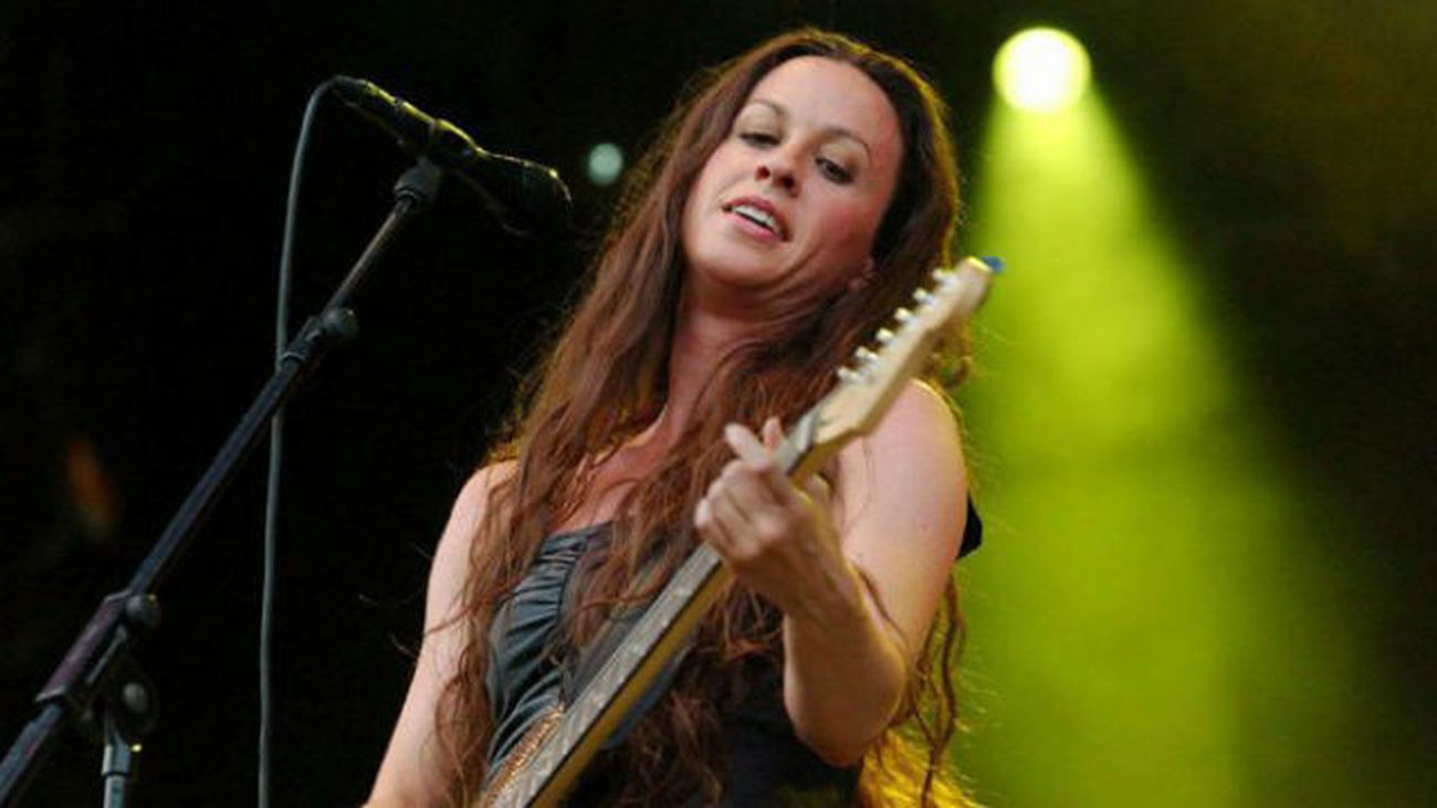 Alanis Morissette, cantante, compositora, guitarrista, productora y actriz canadiense