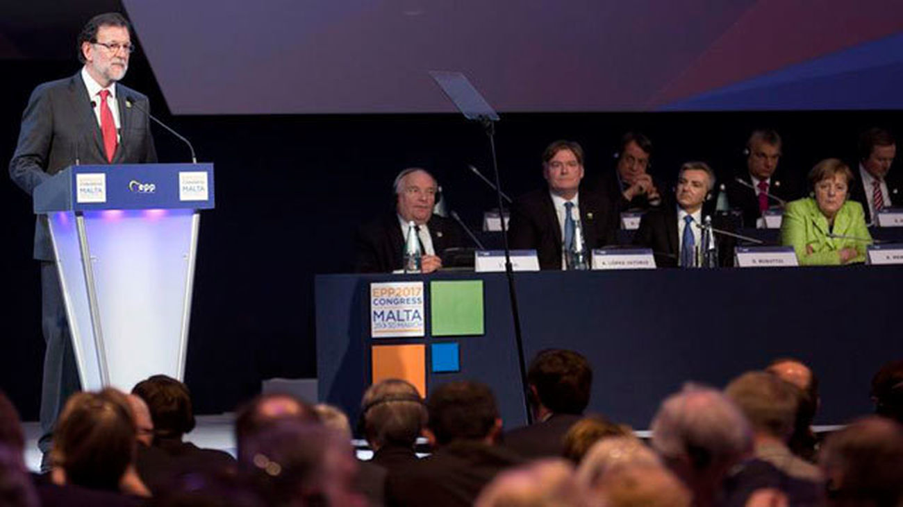 May llama a Rajoy tras su carta a la UE de activación del 'brexit'