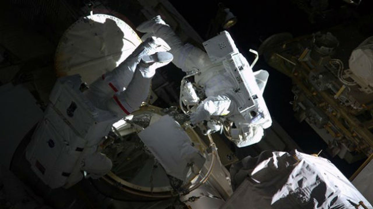 Peggy Whitson rompe el récord femenino  de caminatas espaciales