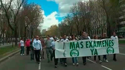 Las autoescuelas reclaman  más exámenes y más examinadores