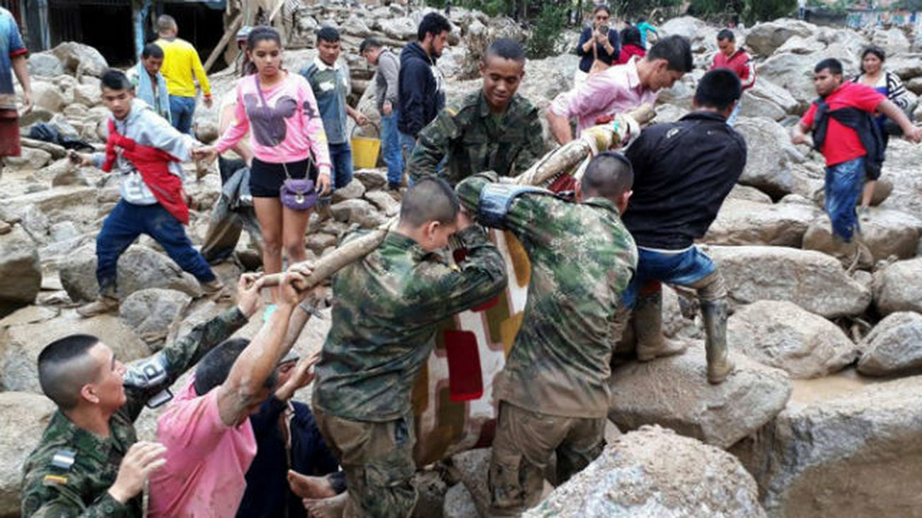 Militares ayudan a pobladores por los estragos ocasionados por una avalancha
