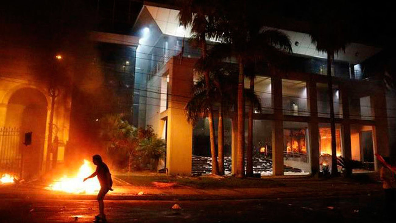 Un muerto en la sede del partido opositor durante los disturbios en Asunción