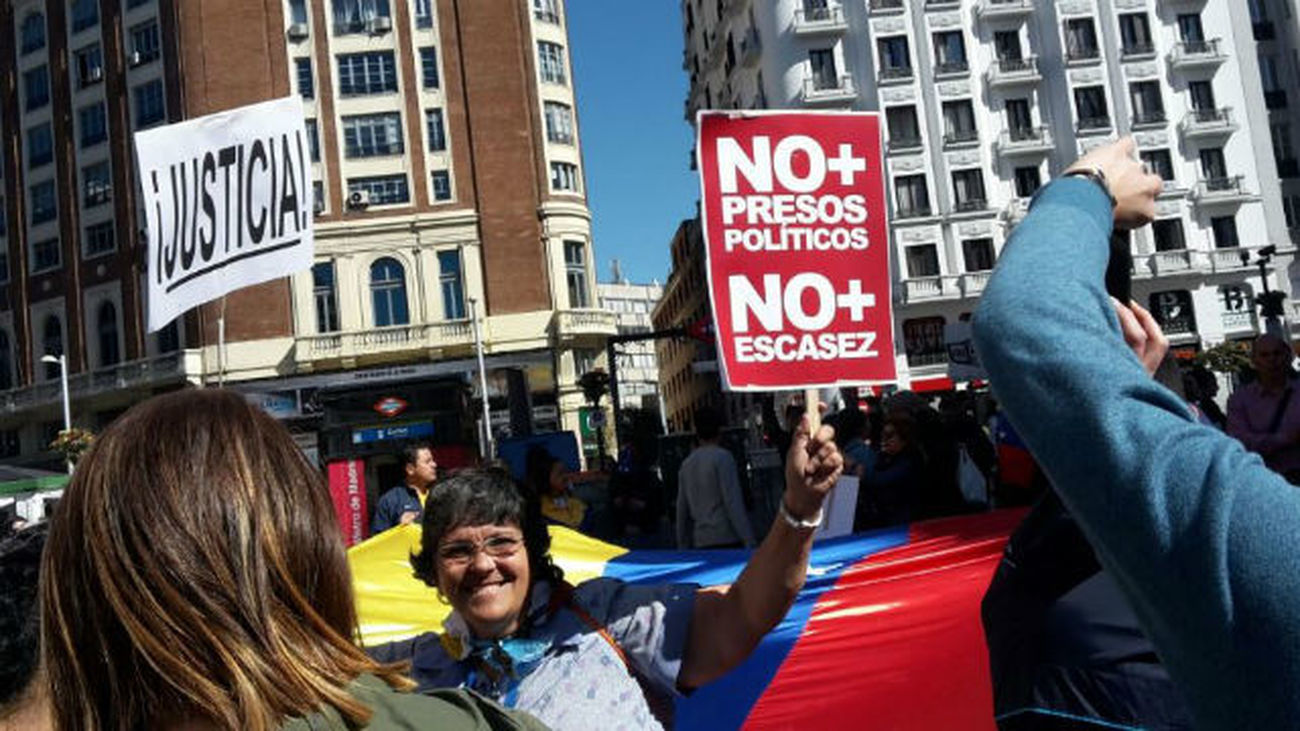 Ciudadanos venezolanos protestan en Madrid contra Maduro y piden elecciones