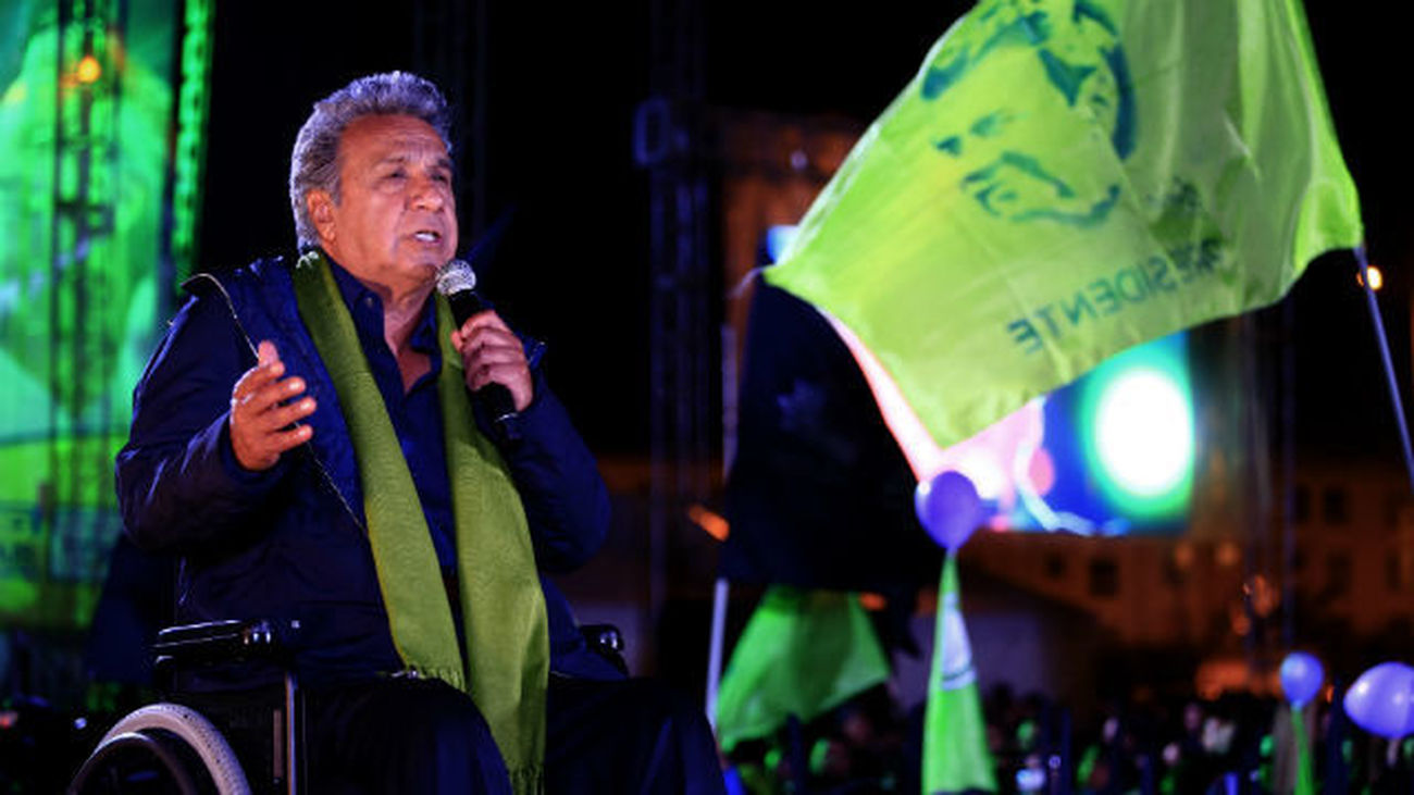 El candidato oficialista Lenín Moreno, de Alianza País (AP, izquierda)