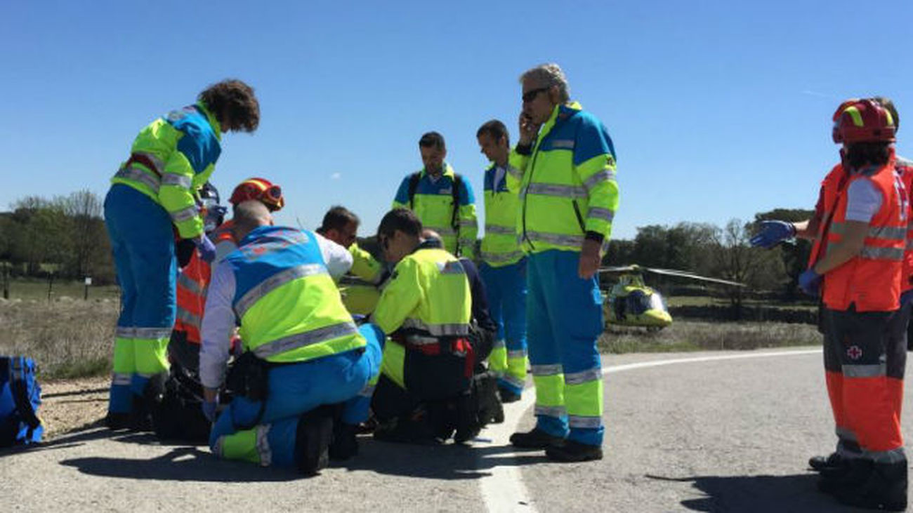Un motorista, muy grave al chocar con un coche y quedar atrapado en sus bajos