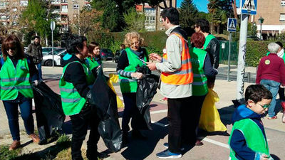 Carmena afirma que para tener una ciudad más limpia "no hay que ensuciarla"