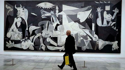 Miles de turistas visitan la exposición del Guernica en el Museo Reina Sofía