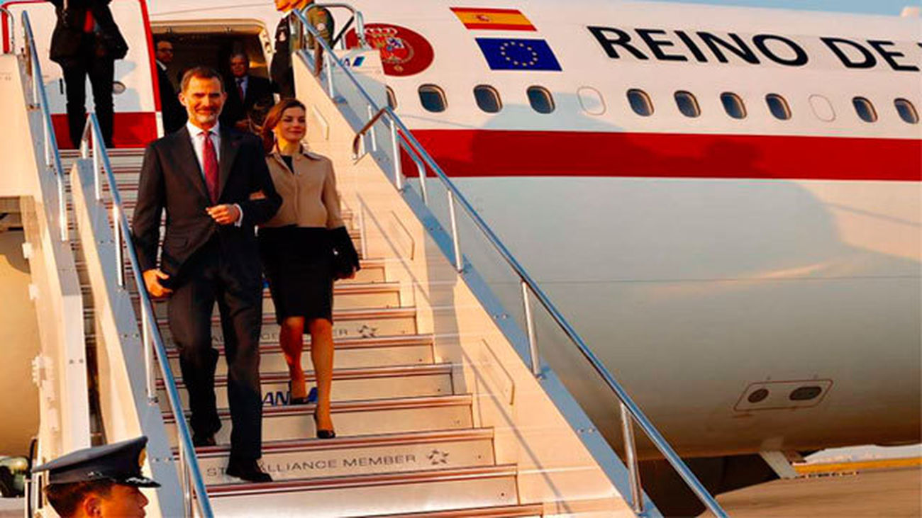 Los Reyes de España descienden del avión