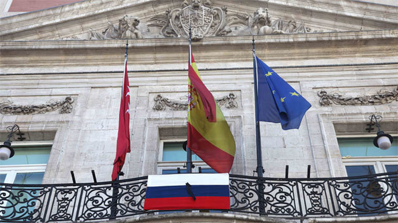 La bandera rusa con crespón en la Puerta del Sol